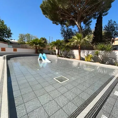 A Avec Piscine Partagee Agde